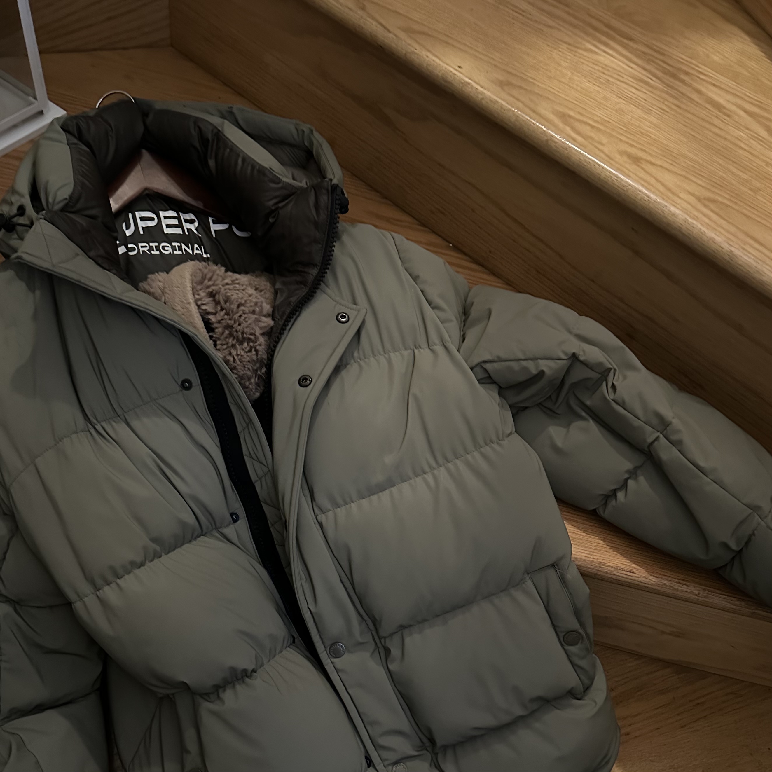 sound of a jacket zipper being zipped <br><audio controls src='audio/jacket.m4a'></audio>